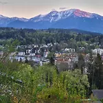 Gemuetliche Mit Terrasse Und Seeblick