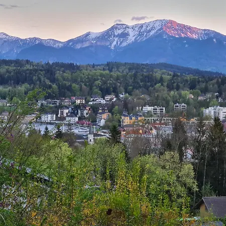 Gemuetliche Mit Terrasse Und Seeblick