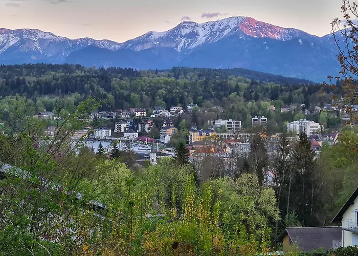 Gemuetliche Mit Terrasse Und Seeblick